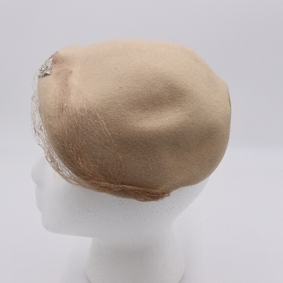 Newmann Endler Fair Field Felts Tan Fascinator Hat with Mesh & Rhinestones - Picture 7 of 9